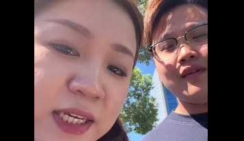 情侣捡手机录搞怪暖心视频后返还