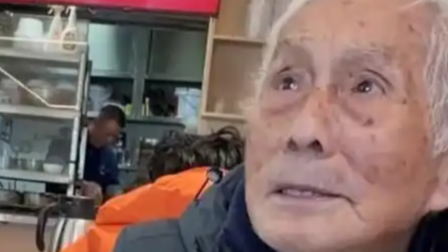 96岁老人独自一人坐43小时绿皮火车到西藏：西藏是他全国旅行的最后一站