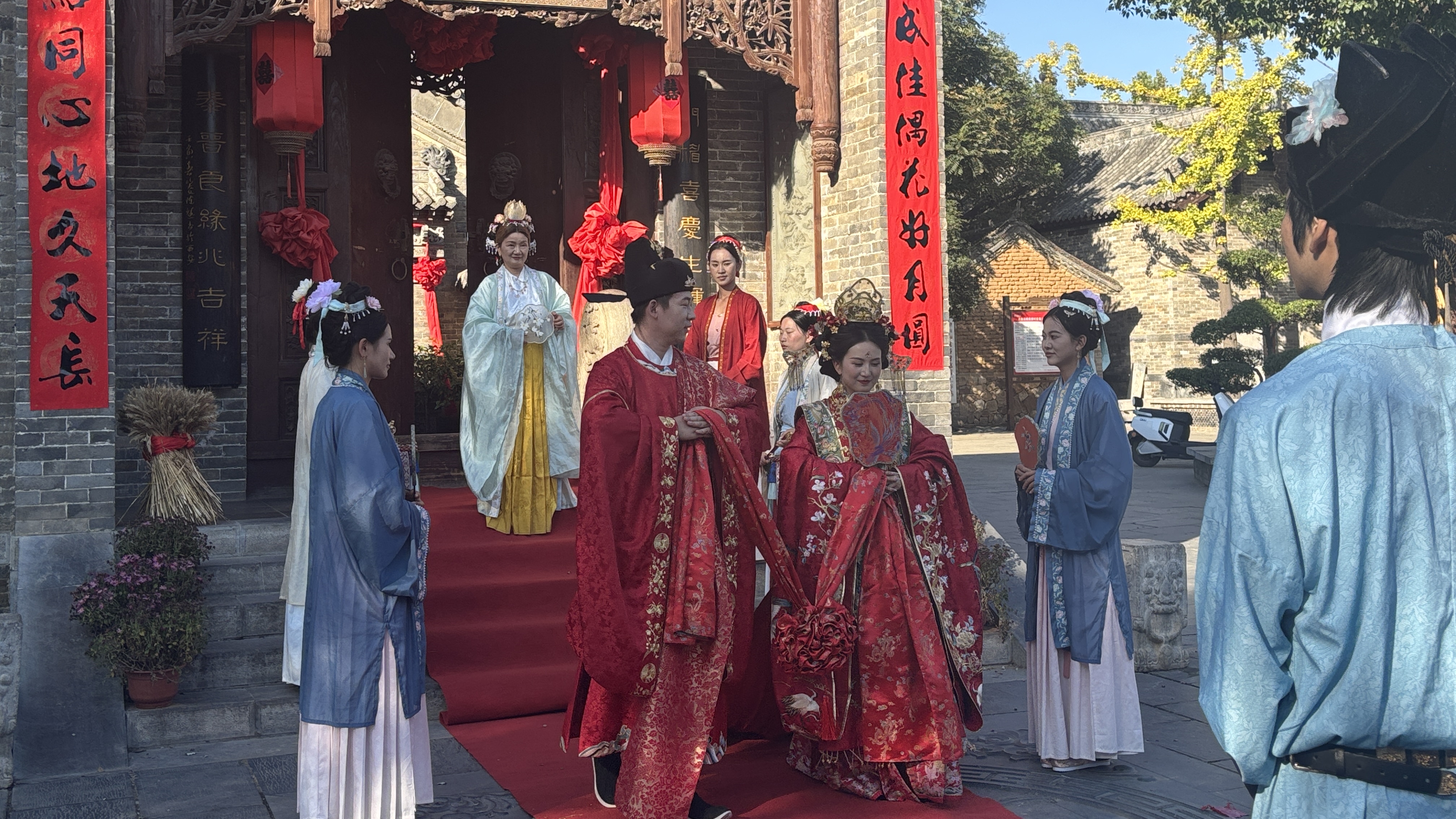 把亲戚朋友叫来当“演员” 婚拍3.0已然升级