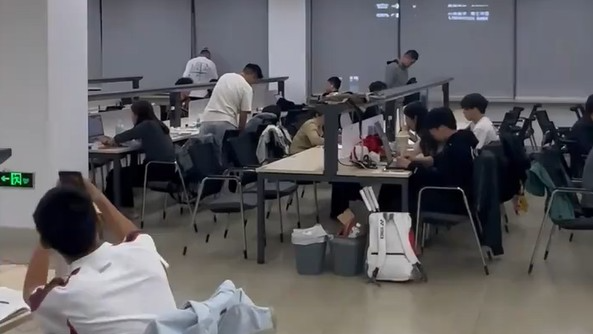 大连理工图书馆闭馆放《猪猪侠》，网友：燃起来了