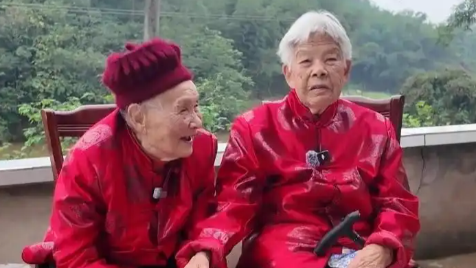 岁闺蜜局！101岁奶奶每天徒步2公里，找100岁闺蜜唠家常