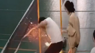 男子打羽毛球摔倒后，裤兜里的手机突然爆燃，致其二级重度烧伤