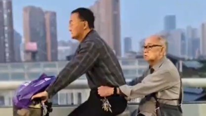 中年男子骑车载白发老人看哭网友，拍摄者：既感动又心酸