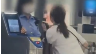 女子迟到错过检票，情绪失控哀求工作人员放行：你放我进去，我做什么都可以