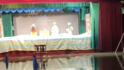 老人独坐积水，演员唱满全场，台上台下皆坚守