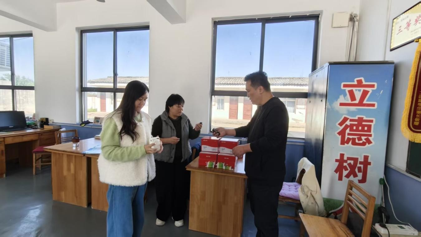 省广电局关工委为刘庄小学捐赠教学扩音器