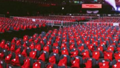 肖战南京演唱会每个座位上都准备了红色礼包，馆内变身红色海洋
