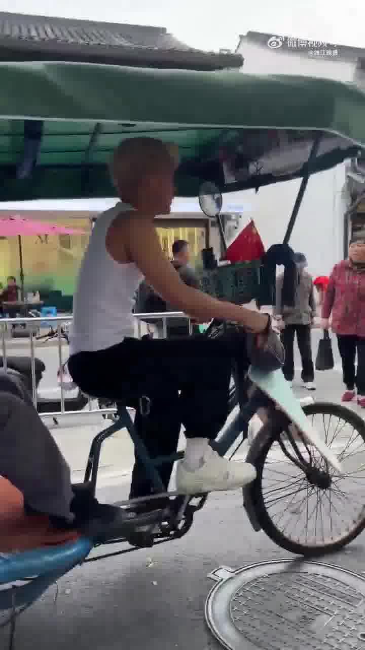 歌手吴克群在街头蹬三轮 网友调侃:绍兴最洋气三轮车夫